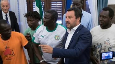 Le ministre italien de l'Intérieur Matteo Salvini au milieu de travailleurs agricoles étrangers, dans le sud de l'Italie, le 7 août 2018 [ROBERTO D'AGOSTINO / AFP/Archives]