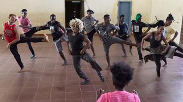 La chorégraphe franco-haïtienne Jenny Mezile, fondatrice de la compagnie ivoirienne "Les pieds dans la mare", dirige une répétition dans un gymnase du quartier d'Adjame à Abidjan (Côte d'Ivoire), le 7 mai 2019. [ISSOUF SANOGO / AFP]