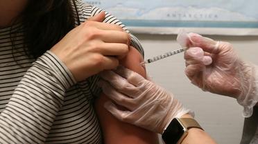 Une jeune femme reçoit une injection d'un vaccin contre la grippe à San Francisco, le 21 janvier 2018 [JUSTIN SULLIVAN / GETTY IMAGES NORTH AMERICA/AFP/Archives]
