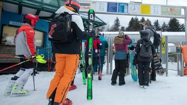 Des skieurs attendent de prendre un télésiège lors de la réouverture des stations de ski, le 24 décembre 2020 à Sommering, en Autriche [ALEX HALADA / AFP]