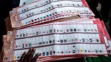 Vérification de la validité des bulletins de vote durant le décompte des voix aux élections présidentielle, législatives et sénatoriales, le 23 février 2019 à Port Harcourt, dans le sud du Nigeria [Yasuyoshi CHIBA / AFP]