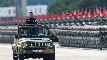 Le président chinois Xi Jinping passe en revue les troupes, le 30 juin 2017 à Hong Kong [DALE DE LA REY / AFP]