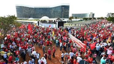 Les soutiens de l'ancien président Luiz Inacio Lula da Silva sont rassemblés devant la Cour électorale suprême à Brasilia le 15 août 2018 [EVARISTO SA / AFP]