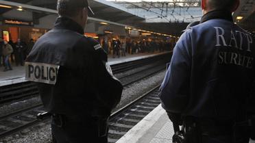Un policier et un agent de sécurité sur un quai de RER  [Eric Piermont / AFP/Archives]
