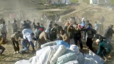 Des habitants de la région marocaine d'Ait Daoud, près d'Al Hoceima (côte nord-est), lors d'une distribution d'aide alimentaire, le 29 février 2004  [ABDELHAK SENNA / AFP/Archives]