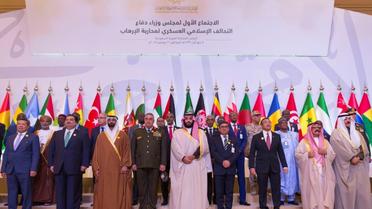 Le prince héritier saoudien Mohammed ben Salmane(c) entourés par les ministres de la Défense de 41 pays musulmans, le 26 novembre 2017 à Ryad  [BANDAR AL-JALOUD / Saudi Royal Palace/AFP]