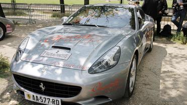 Le maire de Noisy-le-Sec (Seine-Saint-Denis) appelle le 31 mai 2014 à "légiférer la location de grosses cylindrées", comme cette Ferrari photografiée à Paris, après un rodéo en voiture mortel [Matthieu Alexandre / AFP]