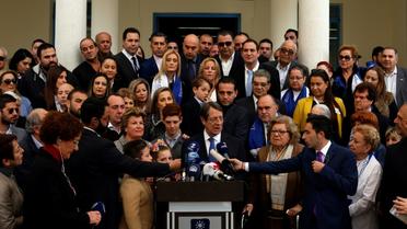 Le président chypriote Nicos Anastasiades s'adresse à la presse après avoir voté dans la ville balnéaire de Limassol (sud) pour le premier tour de l'élection présidentielle, le 4 février 2018  [Amir MAKAR / AFP]