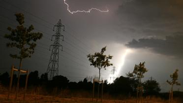 La foudre tombe sur une ligne électrique, le 27 juillet 2006 à Toulouse [LIONEL BONAVENTURE / AFP/Archives]