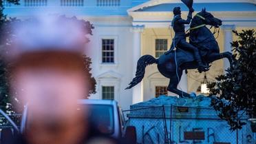 Des cordes pendent de la statue de l'ancien président américain Andrew Jackson, taguée, que des manifestants ont voulu mettre à bas, le 22 juin 2020 devant la Maison Blanche, à Washington [Eric BARADAT / AFP/Archives]