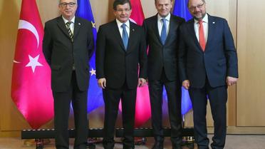 Le président de la Commission européenne Jean-Claude Juncker, le Premier ministre turc Ahmet Davutoglu, Le président du Conseil européen Donald Tusk et le le président du Parlement européen Martin Schulz à Bruxelles, le 7 mars 2016 [Emmanuel DUNAND / POOL/AFP]