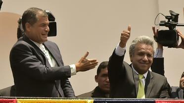 Le président équatorien Rafael Correa (G) et le vainqueur de la présidentielle Lenin Moreno, au balcon du palais présidentiel à Quito, le 3 avril 2017 [RODRIGO BUENDIA / AFP]