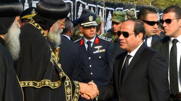 Le président Abdel Fattah al-Sisi présente des condoléances au patriache copte Tawadros II à l'issue des funérailles des victimes de l'attentat commis contre une église, le 12 décembre 2016 au Caire [HO / EGYPTIAN PRESIDENCY/AFP]