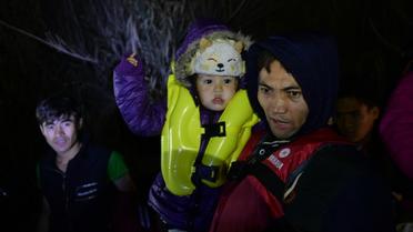 Des réfugiés arrivent le 20 novembre sur l'île de Lesbos, en Grèce [BULENT KILIC / AFP]