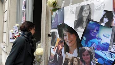 Des photos et des fleurs en hommage à Agnès Marin, devant sa maison, le 21 novembre 2011 à Paris [Mehdi Fedouach / AFP/Archives]