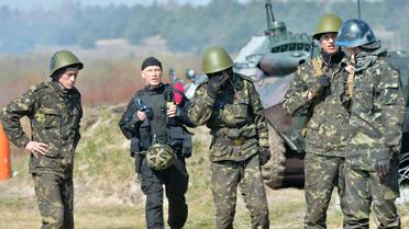 D'anciens contestataires pro-européens sont aujourd'hui réservistes dans l'armée ukrainienne et s'entraînent, près de Kiev le 31 mars 2014 [Sergei Supinsky / AFP/Archives]