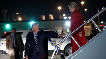 L'ancien président des Etats-Unis Bill Clinton accompagne son épouse et candidate à la Maison Blanche Hillary Clinton à la descente de l'avion à Philadelphie, le 7 novembre 2016 [Brendan Smialowski / AFP]