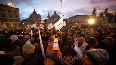 Des partisans du Mouvement 5 Etoiles (M5S) se rassemblent à l'issue d'un dernier meeting de campagne à Rome, le 2 mars 2018 [Filippo MONTEFORTE                   / AFP]