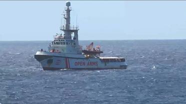 Capture d'image d'une vidéo de Local Team montrant le bateau humnitaire espagnol Open Arms près des côtes de l'île de Lampedusa, le 15 août 2019 en Italie [- / Local Team/AFP]