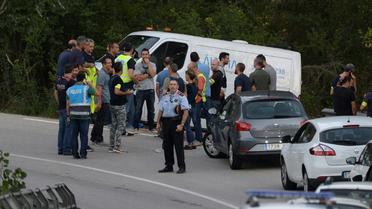 Des membres la police espagnole à côté du véhicule transportant le corps de Younès Abouyaaqoub, conducteur présumé du véhicule-bélier de l'attentat de Barcelone, à Subirat, le 21 août 2017 [Josep LAGO / AFP]