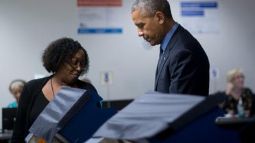 Le président américain Barack Obama vote de façon anticipée pour l'élection visant à désigner son successeur à la Maison Blanche, le 7 octobre 2016 à Chicago  [JIM WATSON / AFP]