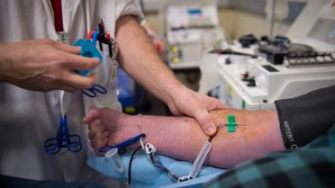 Une infirmière prélève un donneur lors d'une campagne pour le don du sang en décembre 2017, à Tours [GUILLAUME SOUVANT / AFP/Archives]