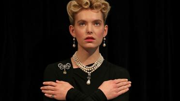 Un modèle porte des bijoux de Marie-Antoinette, notamment un collier orné d'une perle naturelle d'une taille exceptionnelle en forme de poire, lors d'une séance photo le 19 octobre 2019 à Londres [Daniel LEAL-OLIVAS / AFP/Archives]