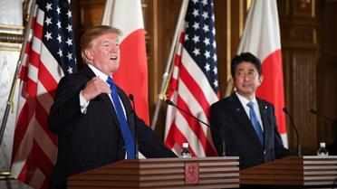 Le président américain Donald Trump (g) et le Premier ministre japonais Shinzo Abe lors d'une conférence de presse, le 6 novembre 2017 à Tokyo  [JIM WATSON  / AFP]