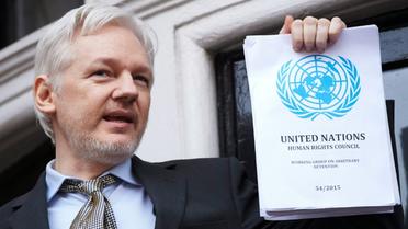Le fondateur de WikiLeaks Julian Assange au balcon de l'ambassade d'Equateur à Londres le 5 février 2016 [NIKLAS HALLE'N / AFP/Archives]
