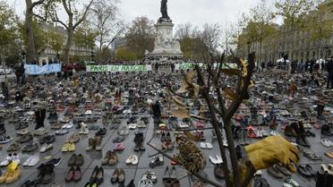 La place de la République à Paris recouvertes de chaussures en lieu et place d'une marche pour le climat interdite après les attentats, le 29 novembre 2015 [MIGUEL MEDINA / AFP]