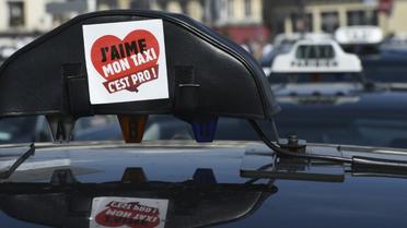 Un sticker a été apposé sur le signe lumineux d'un taxi, pendant une manifestation de chauffeurs de taxi anti-UberPOP, le 25 juin 2015 à Paris [LOIC VENANCE / AFP/Archives]