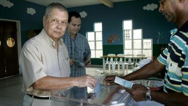 Le sénateur communiste de la Réunion Paul Vergès dépose son bulletin de vote dans l'urne, le 13 juin 2004 à La Possession [RICHARD BOUHET / AFP]