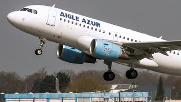 Un Airbus A318 d'Aigle Azur, en avril 2015 à l'aéroport de Lille [Philippe HUGUEN / AFP/Archives]