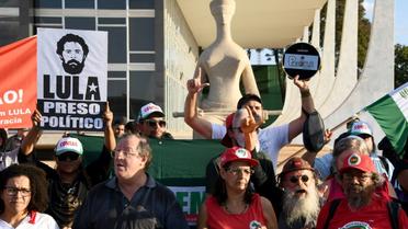 Des partisans de l'ancien président brésilien Luiz Inacio Lula da Silva manifestent contre son emprisonnement devant la Cour suprême, le 31 mai 2018 à Brasilia [EVARISTO SA / AFP/Archives]