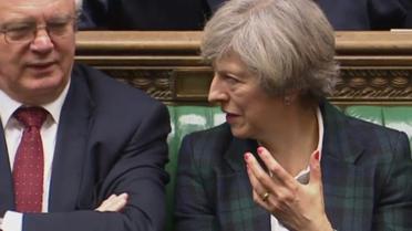 Le ministre chargé du Brexit, David Davis (G), discute avec la Première ministre Theresa May à l'ouverture des discussions devant la Chambre des Communes, le 31 janvier 2017 [- / PRU/AFP]