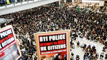 Manifestation prodémocratie à l'aéroport international de Hong Kong le 12 juillet 2019 [Manan VATSYAYANA / AFP]