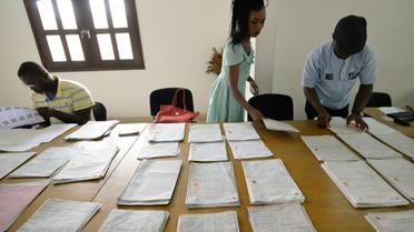 Des employés de la Commission électorale indépendante (CEI) le 31 octobre 2016 à Abidjan [SIA KAMBOU / AFP]