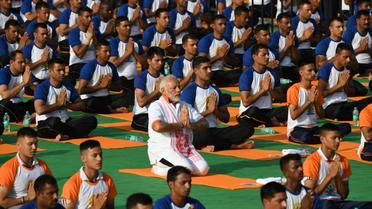 Le Premier ministre indien Narendra Modi (c), participe à une séance collective de yoga, le 21 juin 2018 à Dehradun, dans le nord de l'Inde [PRAKASH SINGH / AFP]