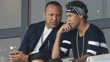 Neymar et son père au Parc des Princes le 5 août 2017 [JACQUES DEMARTHON / AFP/Archives]