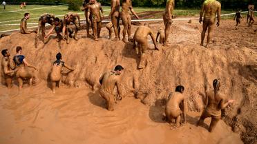 Des participants du "Mud day challenge",  lors de la course d'obstacles le  7 mai 2016 à Beynes [LIONEL BONAVENTURE / AFP]