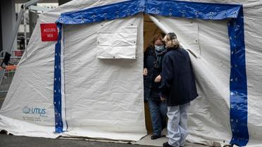 L'hôpital Henri Mondor à Créteil accueille les personnes présentant des symptomes du coronavirus dans une tente installée dans la cour, le 6 mars 2020 [Thomas SAMSON / AFP]