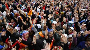 Les militants du parti au pouvoir AKP attendent l'arrivée du Premier ministre turc à Ankara le 31 octobre 2015 [ADEM ALTAN / AFP]
