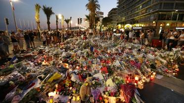 Des fleurs et des bougies avaient été déposées en hommage aux victimes, le 18 juillet 2016 [Valery HACHE / AFP/Archives]
