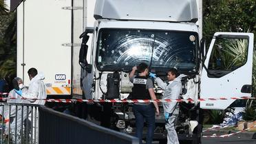 Experts et policiers le 15 juillet 2016 à Nice autour du camion qui a foncé sur la foule la veille sur la Promenade des Anglais  [ANNE-CHRISTINE POUJOULAT / AFP]