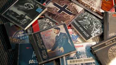 Des CD de musique néo-nazi, interdite en Allemagne, saisis par les autorités, à Dresde le 11 décembre 2013  [Robert Michael / AFP/Archives]