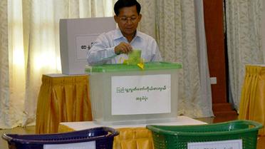 Le chef de l'armée birmane, le général Min Aung Hlaing, vote le 8 novembre 2015 à Naypyidaw [HO / COMMANDER-IN-CHIEF OFFICE/AFP/Archives]
