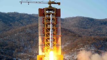Photo fournie le 7 février 2016 par l'agence officielle nord-coréenne montrant le décollage d'une fusée emportant un satellite depuis un endroit non précisé [KCNA VIA KNS / KCNA/AFP]