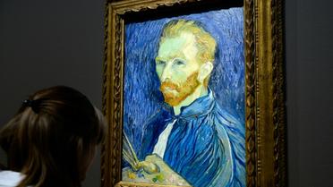 Une visiteuse regarde un autoportrait de Vincent Van Gogh lors d'une exposition au Musée d'Orsay à Paris, le 10 mars 2014 [BERTRAND GUAY / AFP/Archives]