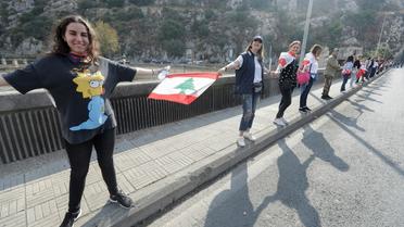 Une chaîne humaine est formée par des manifestants, ici à Nahr al-Kalb dans le nord de Beyrouth, au Liban [JOSEPH EID / AFP]