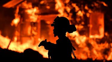 Un pompier lutte contre l'incendie d'une maison dans la région viticole de Napa, Californier, le 9 octobre 2017 [JOSH EDELSON / AFP]